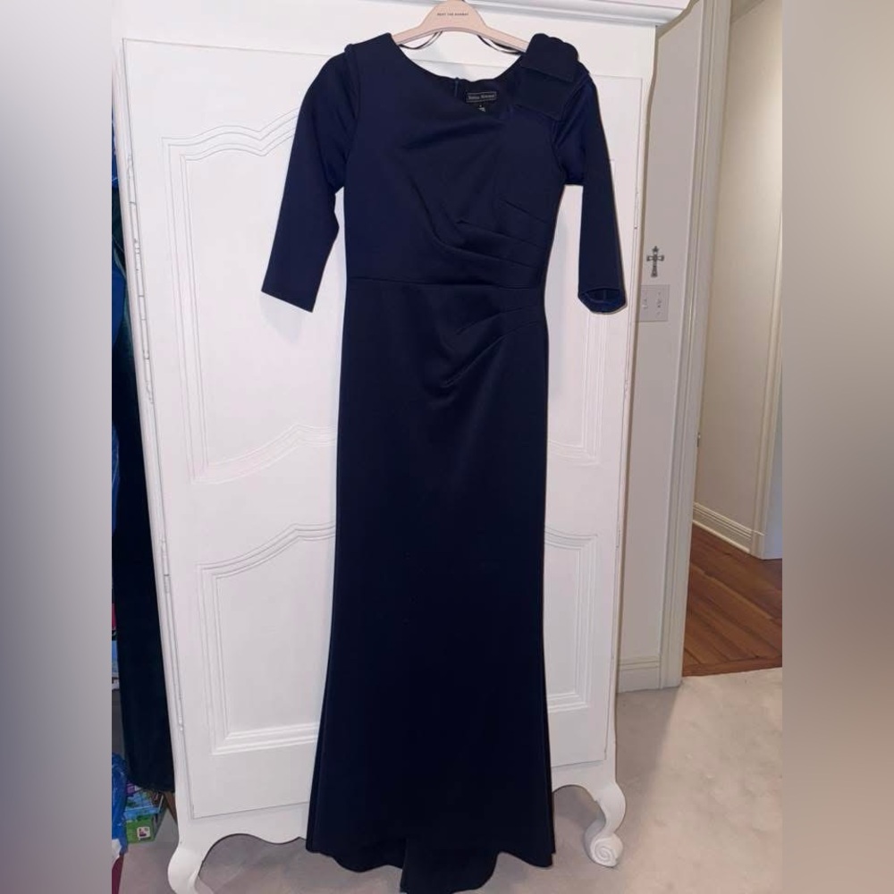 Jessica Howard Navy Evening Gown. Worn Once. Excellent Condition. Size 6